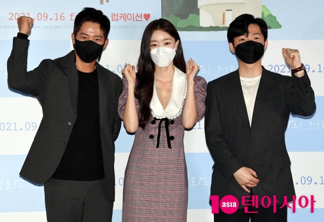[TEN 포토] 이완-한선화-김민근 감독 '영화 '영화의 거리' 파이팅!'