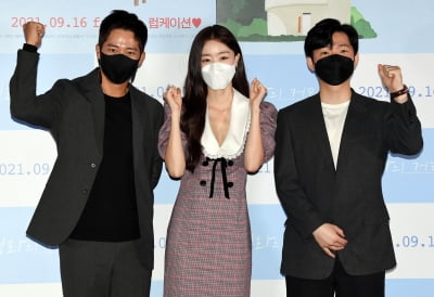 [TEN 포토] 이완-한선화-김민근 감독 '영화 '영화의 거리' 파이팅!'