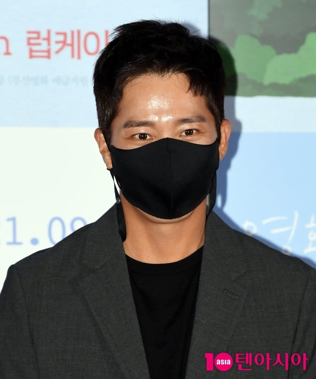 [TEN 포토] 이완 '누나 김태희와 닮은 눈동자'