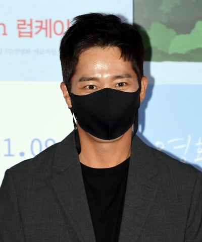 [TEN 포토] 이완 '누나 김태희와 닮은 눈동자'