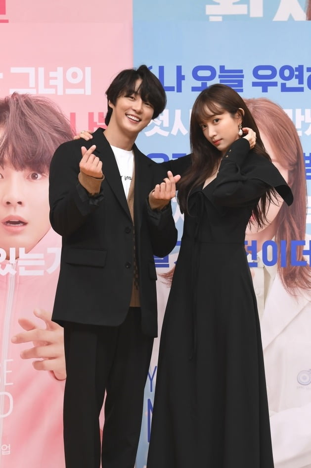 '유미업' 윤시윤, 안희연./사진제공=웨이브