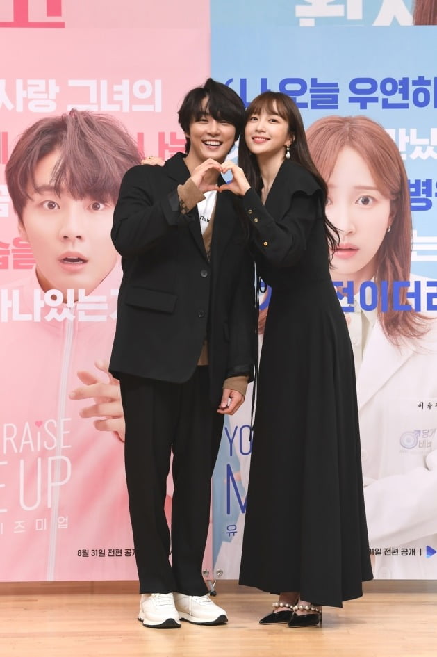 '유미업' 윤시윤, 안희연./사진제공=웨이브