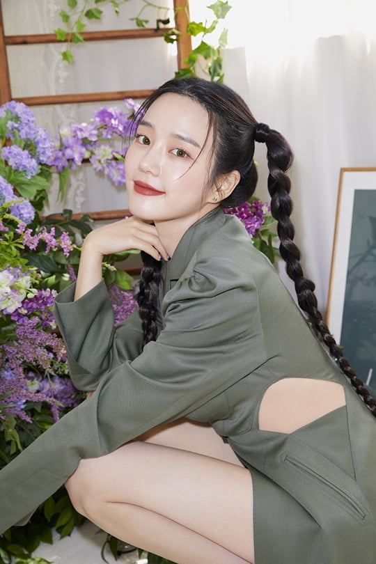 이유비, 사랑스러운 꽃받침 포즈로 매혹적인 비주얼…광고 비하인드 컷 공개