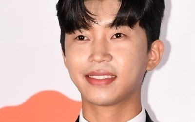 임영웅, '최애돌 셀럽' 명예전당 누적 1위…제14대 기부천사 등극