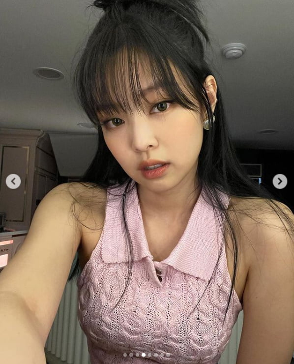 블랙핑크 제니, 인형이랑 붕어빵..."앞머리 내린 젠득이 바이바이"[TEN★]