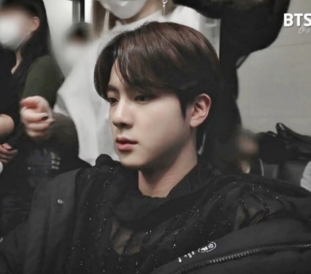 방탄소년단 진, 흔들린 셀카의 초첨으로 가릴수 없는 남신美