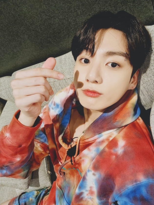 방탄소년단 정국 "여러분 곧 제가 생일인데요..!" 러블리 셀카 선물→10분 만에 전세계 실트 1위