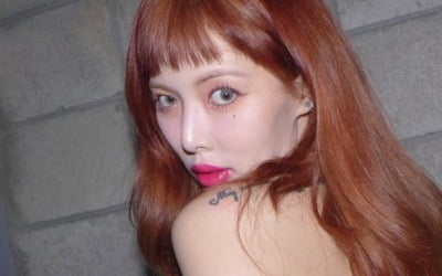 '던♥' 현아, 컴백 앞두고 더 과감해졌네 …파격 노출에 눈 둘 곳 없어 [TEN★]