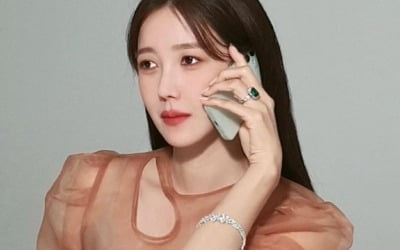 이지아, 하이엔드 주얼리가 돋보이게 전화 받는 중…광고주가 흐뭇해 할 매력 [TEN★]