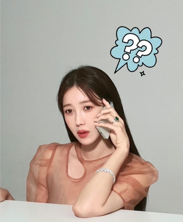 이지아, 하이엔드 주얼리가 돋보이게 전화 받는 중…광고주가 흐뭇해 할 매력 [TEN★]