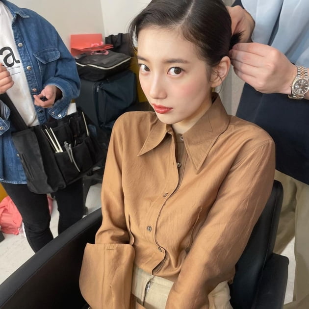 수지, 이러니 5년째 L사 모델 하고 있지…도자기 피부 [TEN★]