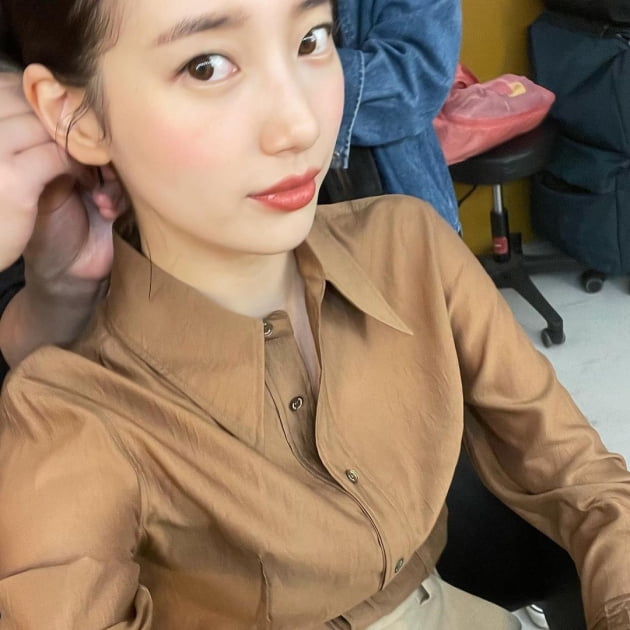 수지, 이러니 5년째 L사 모델 하고 있지…도자기 피부 [TEN★]