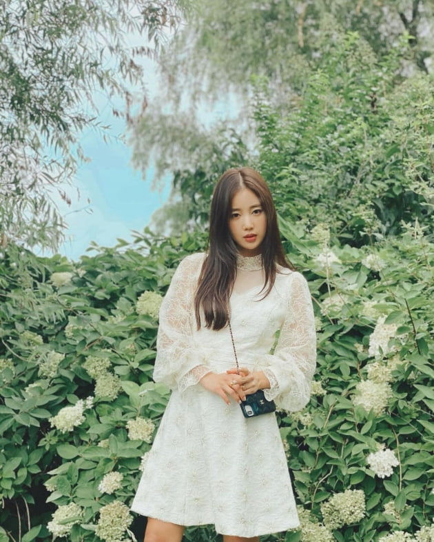 '12살연상 교포♥' 기은세, 명품C사 180만원 폰케이스백으로 '소녀미 완성' [TEN★]