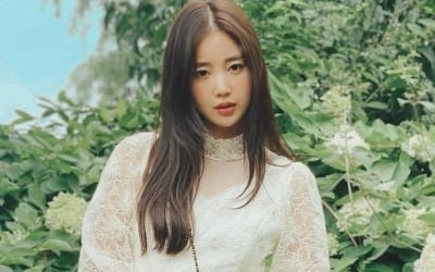 '12살연상 교포♥' 기은세, 명품C사 180만원 폰케이스백으로 '소녀미 완성' [TEN★]