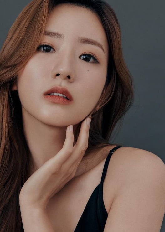 "치명적이네"…에이핑크 윤보미, 빨간 장미를 뺨에 '툭' [TEN★] 