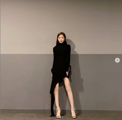 문가영, 올블랙의 농염美...섹시한 각선미[TEN★]