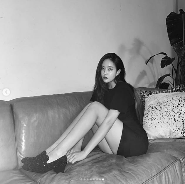 티아라 효민, 흑백 뚫고 나오는 명품 각선미..치마가 너무 짧어[TEN★]