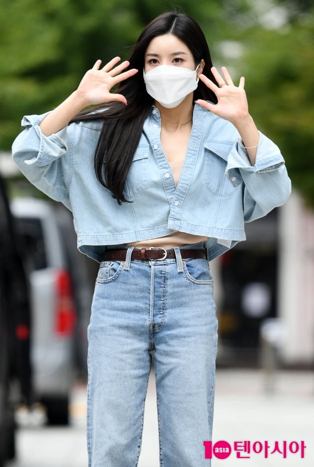 [TEN 포토] 권은비 '양손 흔드는 인형'
