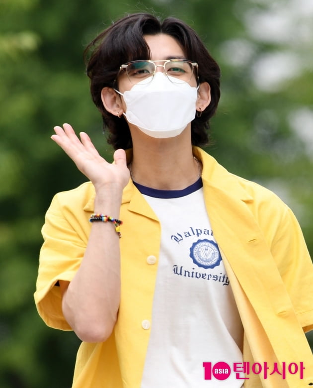 [TEN 포토] 잔나비 최정훈 '록커의 인사'