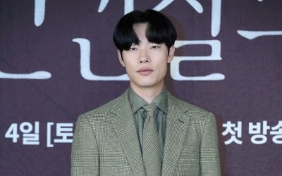 '인간실격' 류준열 "전도연 연기보며 내 자신 점검하게 돼"