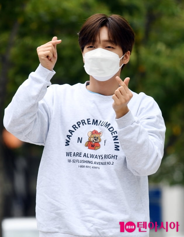 [TEN 포토] 정세운 '하트 발사'