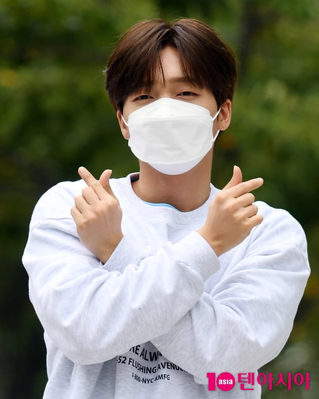 [TEN 포토] 정세운 '크로스 하트 어때요?'