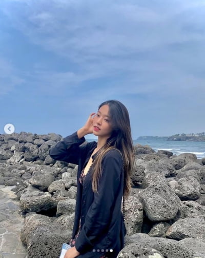 설현, 초미니 원피스로 시선강탈...바다 보다 눈부셔[TEN★]