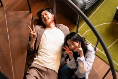 '펜트하우스3' 윤종훈, 피 분장하고 누워서 브이...애교 뽀짝[TEN★]