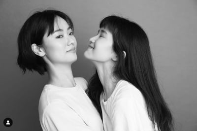 김태리-전여빈, 흑백에서도 빛난다...환상의 투 샷[TEN★]