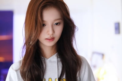 JYP, 2022 新 걸그룹 멤버 설윤 최초 공개…사나·쯔위 닮은 청순 비주얼