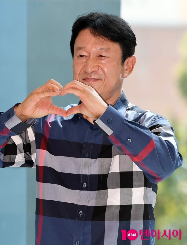 [TEN 포토] 김응수 '담백한 하트'