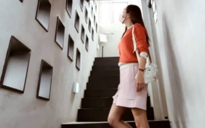 '백종원♥' 소유진, B사 명품백+뒤축 없는 신발 신고 갤러리 나들이…감상 삼매경 [TEN★]