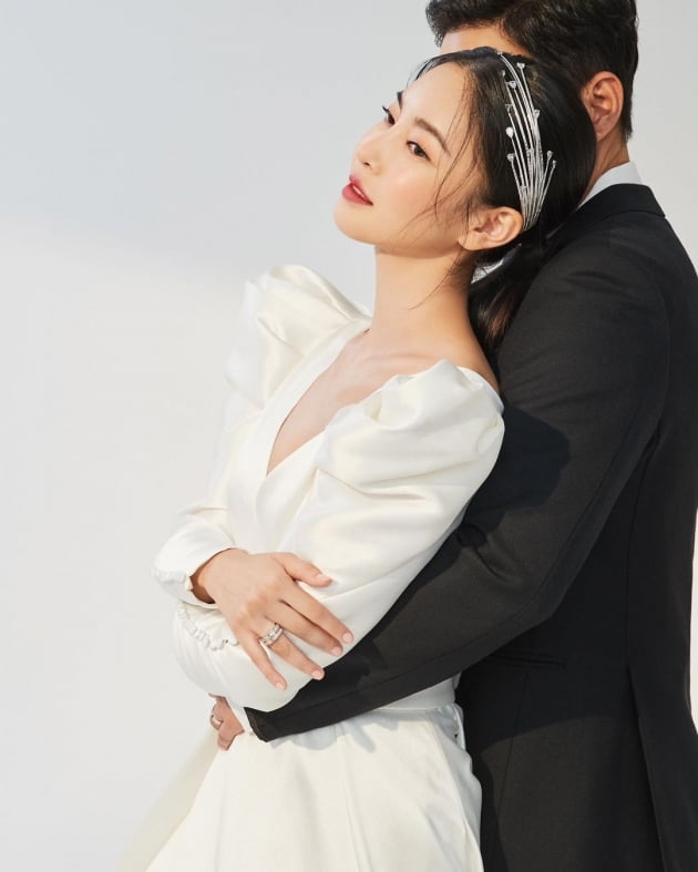'김영임 예비며느리' 김윤지, ♥5살 연상 남편 듬직하게 생겼네…달달 백허그 [TEN★]