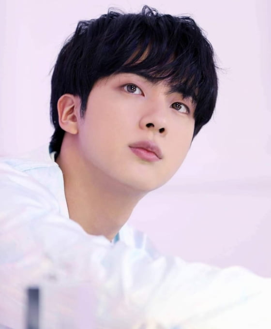 방탄소년단 진, 1638개의 병뚜껑으로 완성한 신이 만든 예술...예술가의 뮤즈가된 진