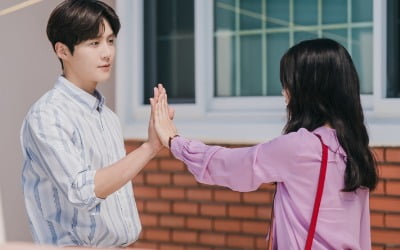 신민아X김선호, 맞댄 손…언제 이렇게 가까워졌나('갯마을 차차차')