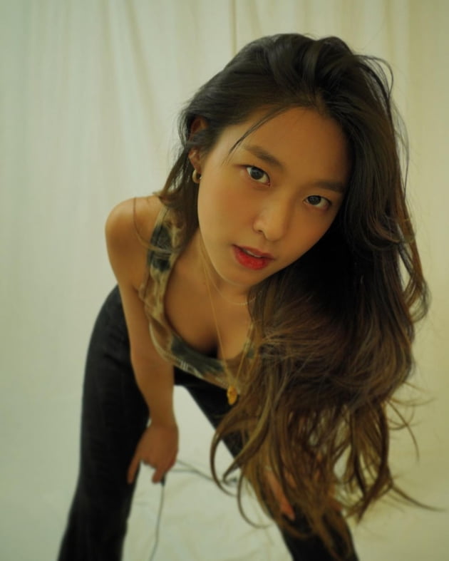 설현, 컴백 준비하는 줄…"셀프사진관"에서 청순+섹시 콘셉트샷 찍기 삼매경 [TEN★]