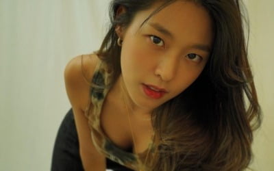 설현, 컴백 준비하는 줄…"셀프사진관"에서 청순+섹시 콘셉트샷 찍기 삼매경 [TEN★]