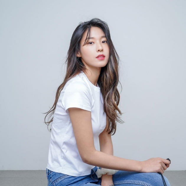 설현, 컴백 준비하는 줄…"셀프사진관"에서 청순+섹시 콘셉트샷 찍기 삼매경 [TEN★]