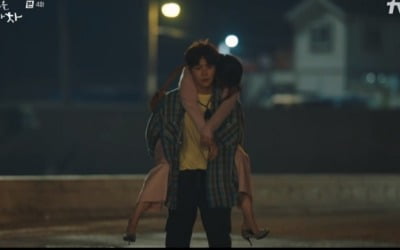 김선호, 신민아 업었다 "연기 그만하고 내려와" ('갯마을 차차차')