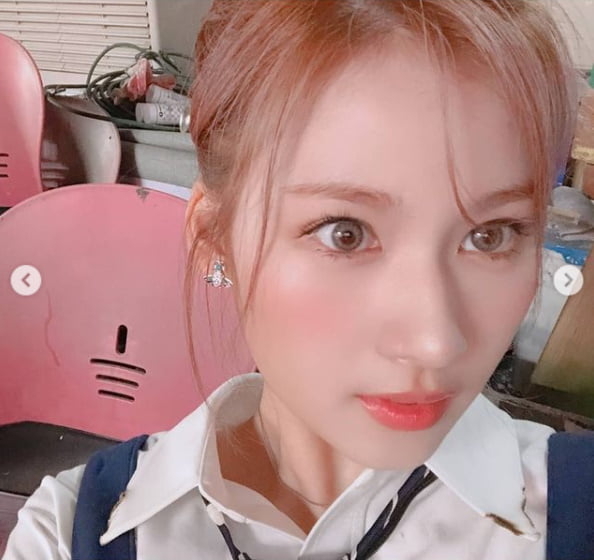 트와이스 사나, 피부에 조명을 달았나...어느쪽으로 봐도 이쁨[TEN★]