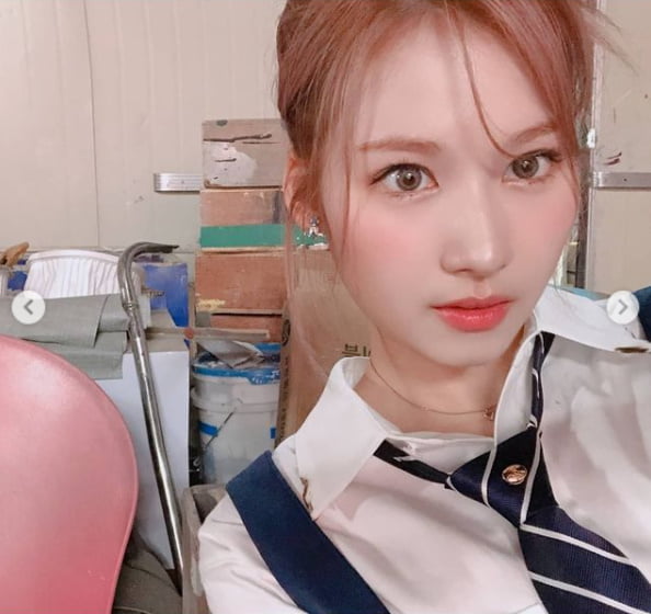 트와이스 사나, 피부에 조명을 달았나...어느쪽으로 봐도 이쁨[TEN★]