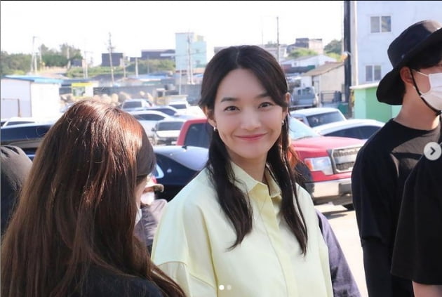 '김우빈♥' 신민아, 뜨거운 햇살아래 핫한 미모...탄성 부르는 이쁨[TEN★]