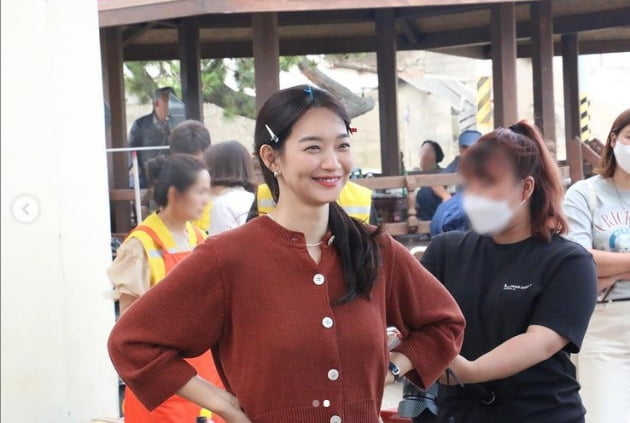 '김우빈♥' 신민아, 뜨거운 햇살아래 핫한 미모...탄성 부르는 이쁨[TEN★]