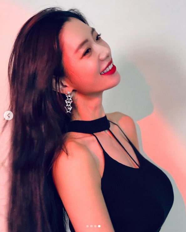 클라라, 섹시한 레드립...노출 없이도 관능미 발산[TEN★]