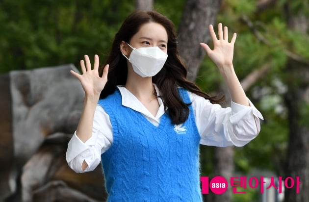 [TEN 포토] 윤아 '양손 흔드는 인형'