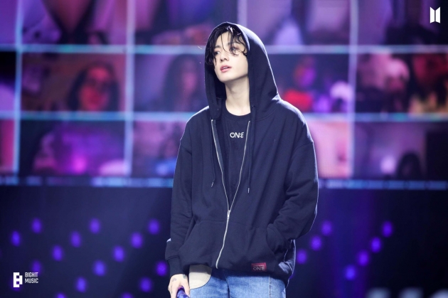 방탄소년단 정국 'Begin' 스포티파이 1억 스트리밍 돌파...솔로 3곡 '1억 클럽 가입'