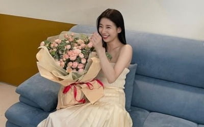 수지, 꽃이 꽃을 들고 있네…함박 웃음에 '심쿵' [TEN★]