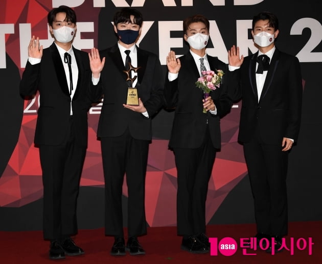 [TEN 포토] 포레스텔라 '올해의 브랜드 대상 크로스오버그룹 수상'