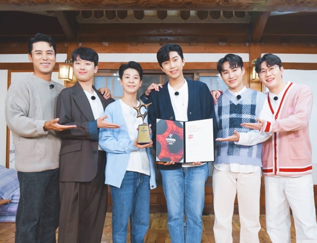 2021 올해의 브랜드 대상으로 선정된 '사랑의 콜센타'의 출연진/ 사진=TV조선 제공