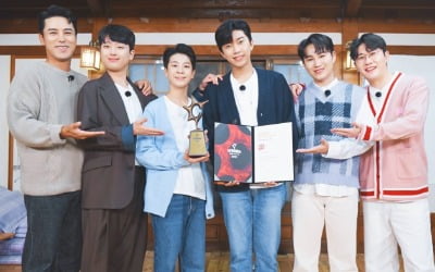 임영웅, 상 받고 웃었다…'사랑의 콜센타' 올해의 음악 예능 선정
